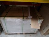 une pile de cartons posée sur une palette dans un entrepôt