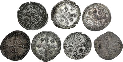 un groupe de cinq pièces d'argent posées sur une surface blanche