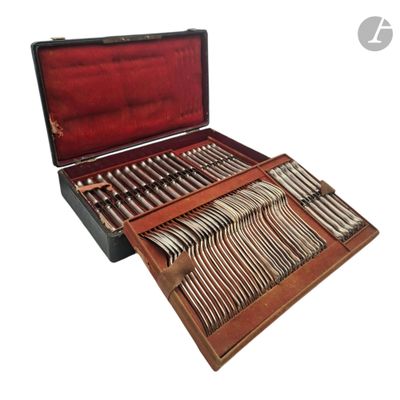 un coffret en bois contenant de l'argenterie, sur fond blanc
