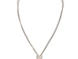gros plan d'un collier sur fond blanc