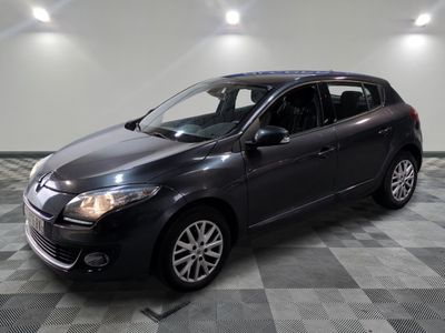la photo d'une petite voiture noire garée dans un garage