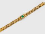 un bracelet en or et émeraudes