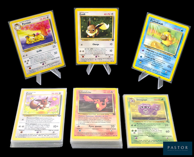 Quatre cartes Pokémon différentes sont représentées sur un fond noir.