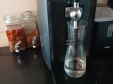 une cafetière posée sur une table à côté d'une tasse de café