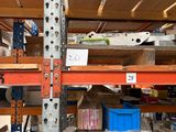 de nombreuses étagères sur lesquelles sont disposés divers objets