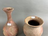 deux vases posés l'un à côté de l'autre sur une table