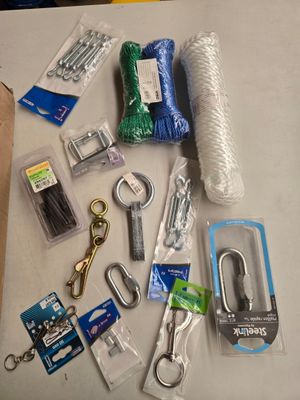plusieurs objets posés ensemble sur une table