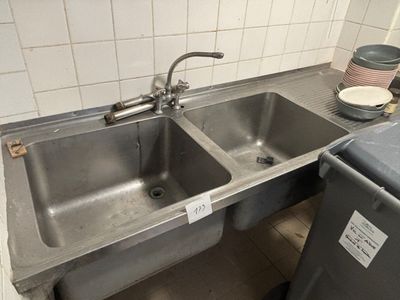 un évier et une poubelle dans la cuisine