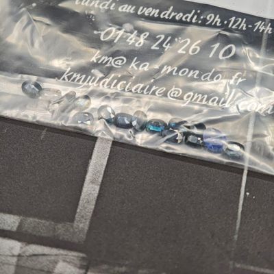 une affiche sur le mur d'un immeuble indiquant qu'il est temps de se marier