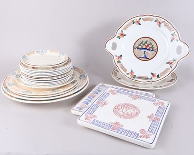 plusieurs assiettes et bols posés sur une table