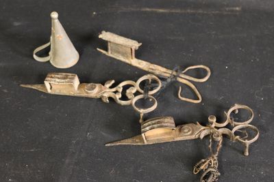 une paire de ciseaux et une paire de ciseaux sur une table
