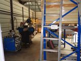 une échelle posée au milieu d'un immeuble