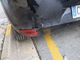 une voiture accidentée, garée sur le bord de la route