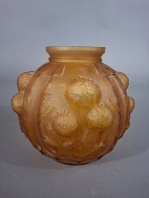 un vase en verre jaune orné d'un motif floral
