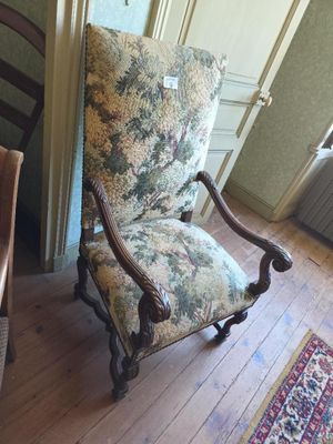 une chaise qui se trouve dans le coin d'une pièce