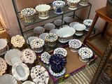 de nombreuses assiettes et bols posés sur une étagère dans une pièce