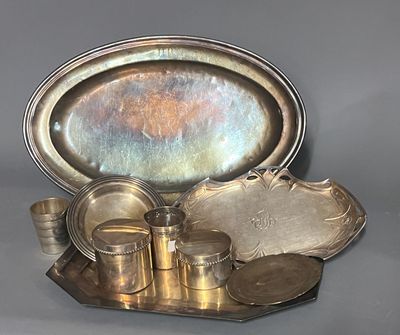 un plateau en argent sur lequel sont disposés des plats et des tasses en argent