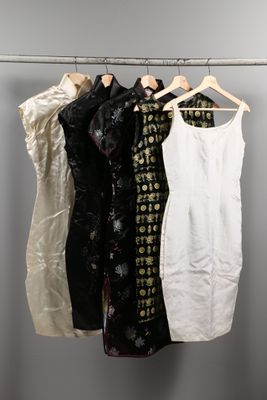 Ensemble de quatre robes chinoises en soie réalisé dans les années 195