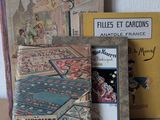 plusieurs livres sont posés sur une table les uns à côté des autres