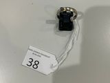 une horloge en noir et blanc posée sur une table blanche