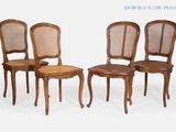 trois chaises en bois avec dossier et assise en rotin