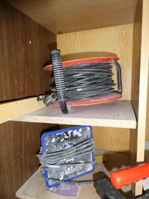 une étagère sur laquelle sont posés tout un tas d'outils