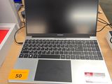un ordinateur portable posé sur une table dans un magasin
