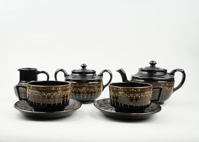 trois tasses et soucoupes posées sur une table