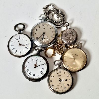 plusieurs types de montres de poche sur une surface blanche