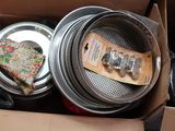 une boîte en carton remplie de divers ustensiles de cuisine