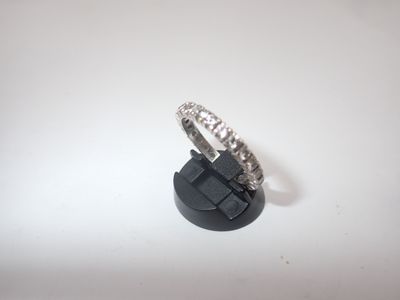 une bague posée sur un socle noir