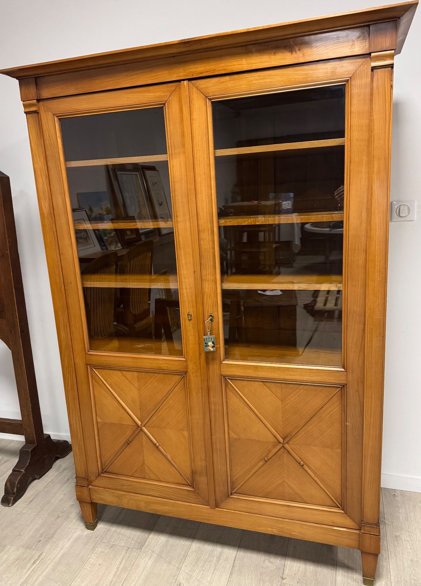 Vitrine-bibliothèque à deux portes.
