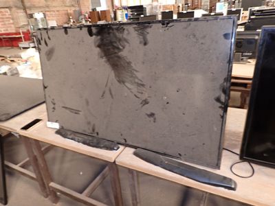 deux téléviseurs posés sur une table dans une pièce