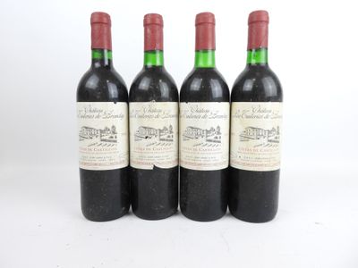 trois bouteilles de vin rouge sont alignées sur une surface blanche