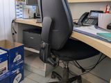 un bureau avec une chaise et un ordinateur dessus