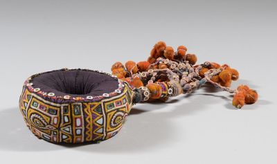 une image représentant un bol et un collier de perles sur un fond blanc