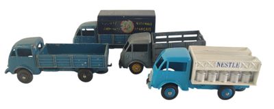 trois camions jouets assis l'un à côté de l'autre