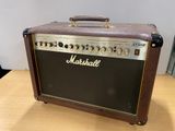 un vieil amplificateur Marshall posé sur une table en bois