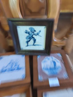 la photo d'une photo représentant un petit garçon posé sur une table