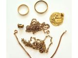 beaucoup de bijoux en or sur une surface blanche