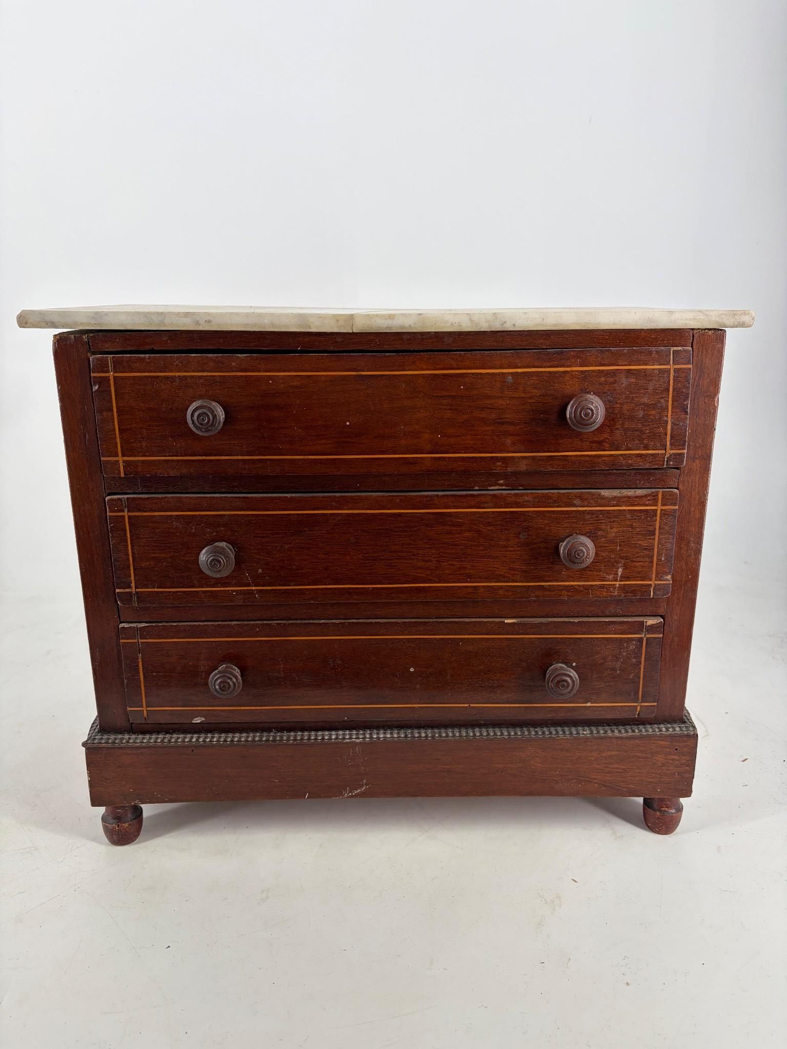Commode miniature de maîtrise en placage d'acajou à décor de…