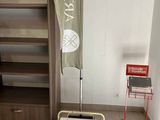 une pièce avec un lit et une chaise à l'intérieur