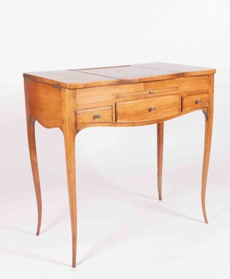 COIFFEUSE en noyer, ouvrant par trois abattants sur le dessu…