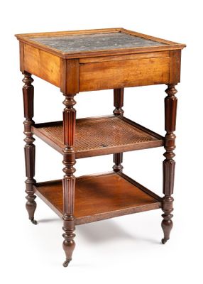 une petite table en bois avec un plateau en marbre