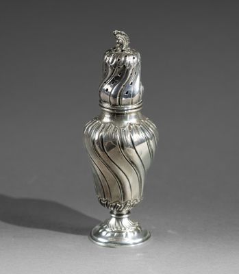 un vase ancien en argent surmonté d'une tête de cheval
