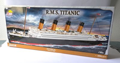 une photo d'une maquette de bateau sur une table