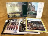 trois livres posés sur une table, avec une photo de soldats en uniforme
