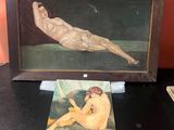 tableau représentant une femme nue allongée sur un canapé, à côté d'un tableau représentant un homme nu