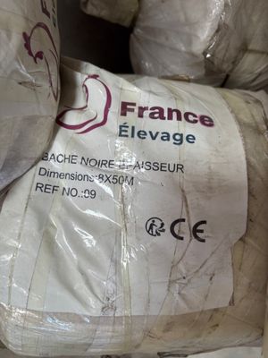 une pile de sacs de riz empilés les uns sur les autres