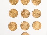 beaucoup de pièces d'or sur une surface blanche
